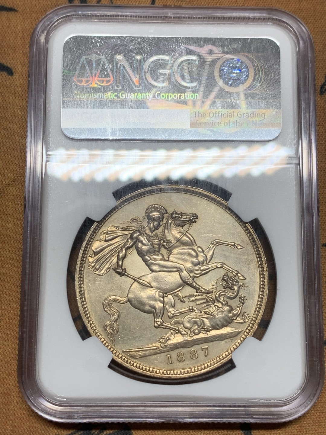 《竞宝斋》第44场-本周日，周一2场连拍（全场顺丰包邮） NGC UNC品质 英国 1887年 维多利亚 高冠 马剑克朗 大银币 剑锋清晰 难得佳品