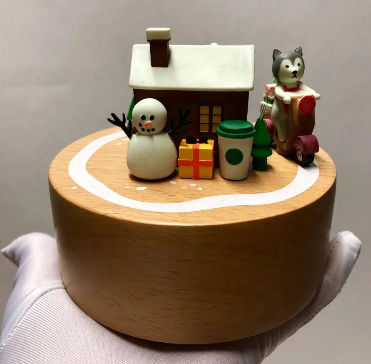 零元拍：星巴克原品全新音乐盒。雪地小屋的造型，只要你轻轻的扭动开关，就能让您在欣赏美妙音乐的同时，还能看到一只憨憨的二哈向您悠悠的跑过来。瞬间给您的生活中增添了乐趣。
