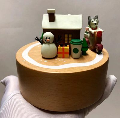零元拍：星巴克原品全新音乐盒。雪地小屋的造型，只要你轻轻的扭动开关，就能让您在欣赏美妙音乐的同时，还能看到一只憨憨的二哈向您悠悠的跑过来。瞬间给您的生活中增添了乐趣。