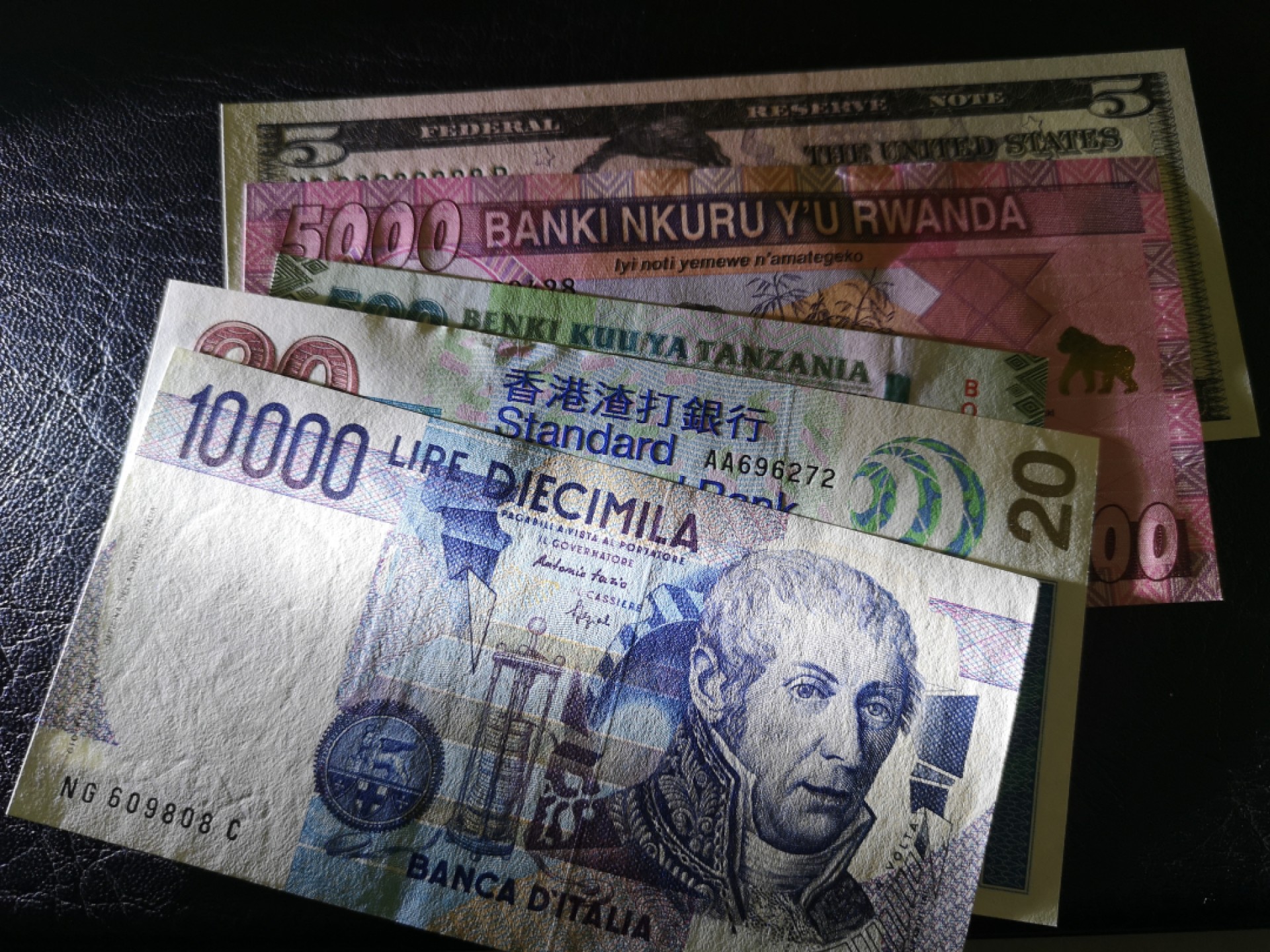 《外钞收藏家》第一百七十三期拍卖 五张纸币 有豹子号 AA冠 靓号 全新UNC