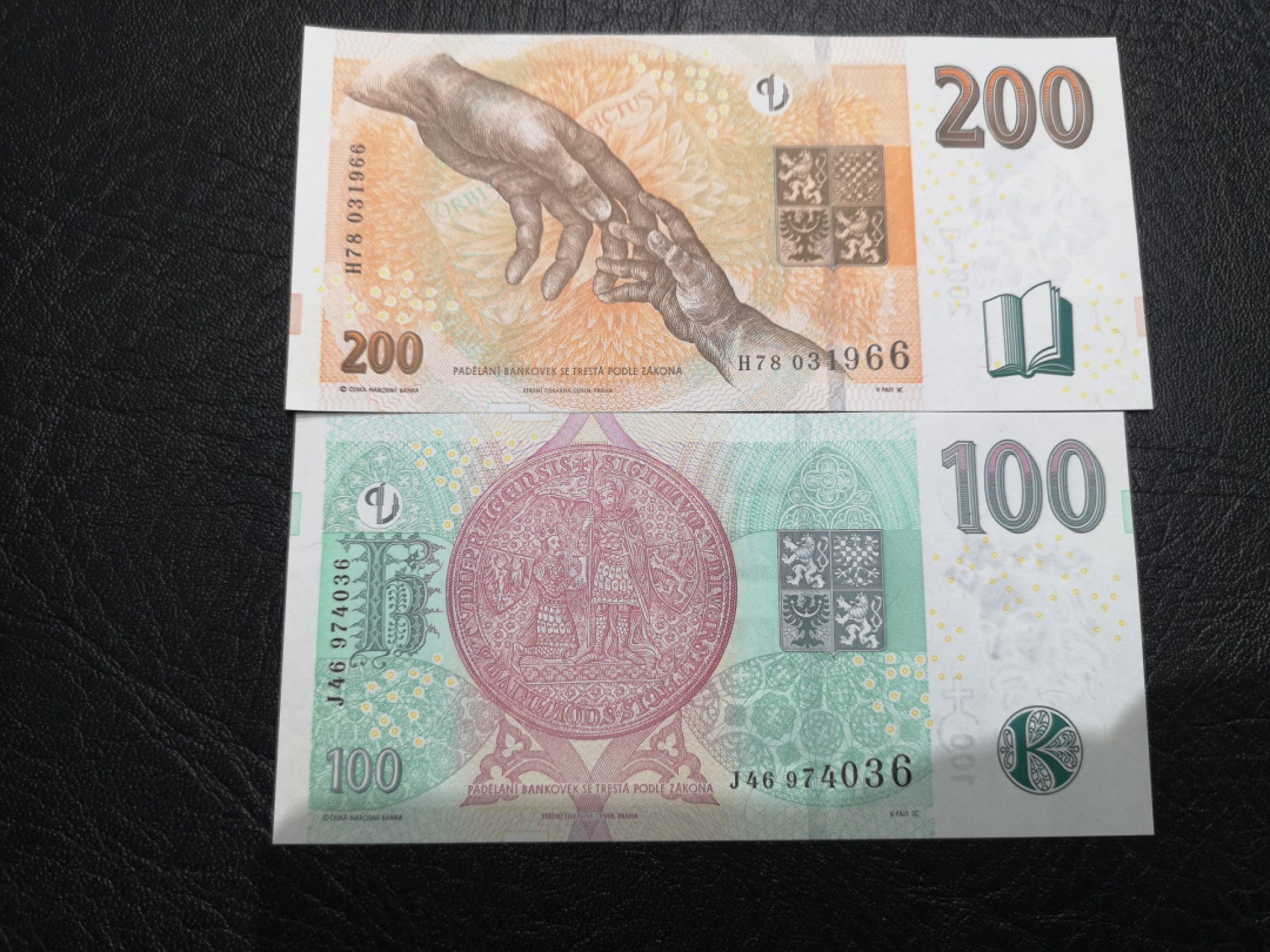 《外钞收藏家》第一百七十三期拍卖 捷克100、200克朗 两张  全新UNC