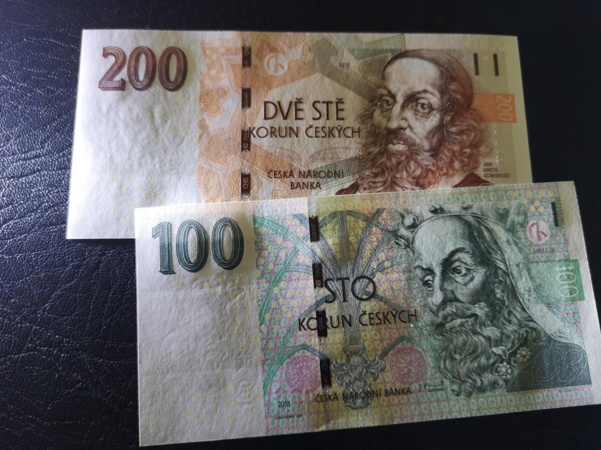 《外钞收藏家》第一百七十三期拍卖 捷克100、200克朗 两张  全新UNC