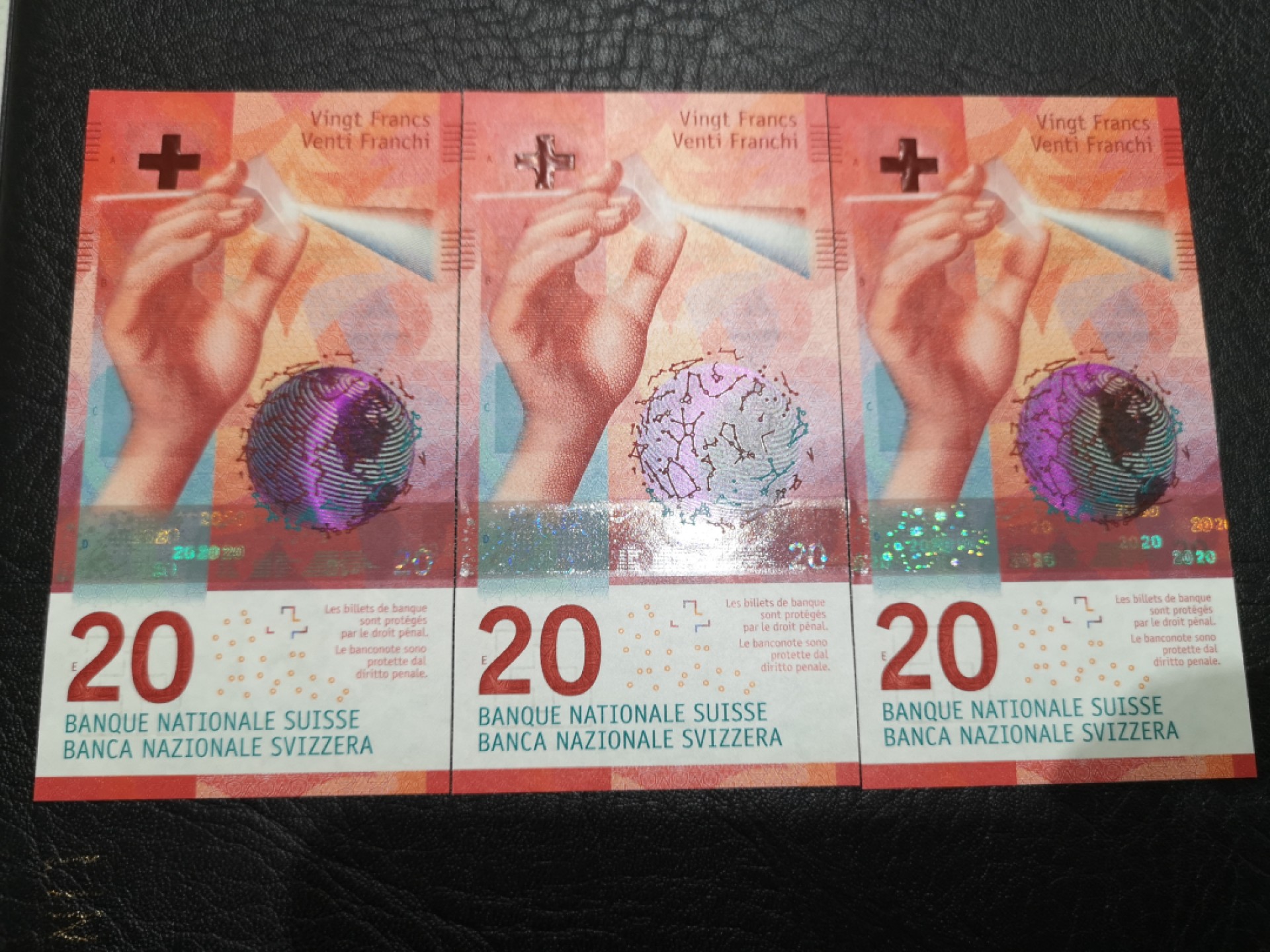 《外钞收藏家》第一百七十三期拍卖 2015年瑞士20法郎 全同号三张 全新UNC 无47