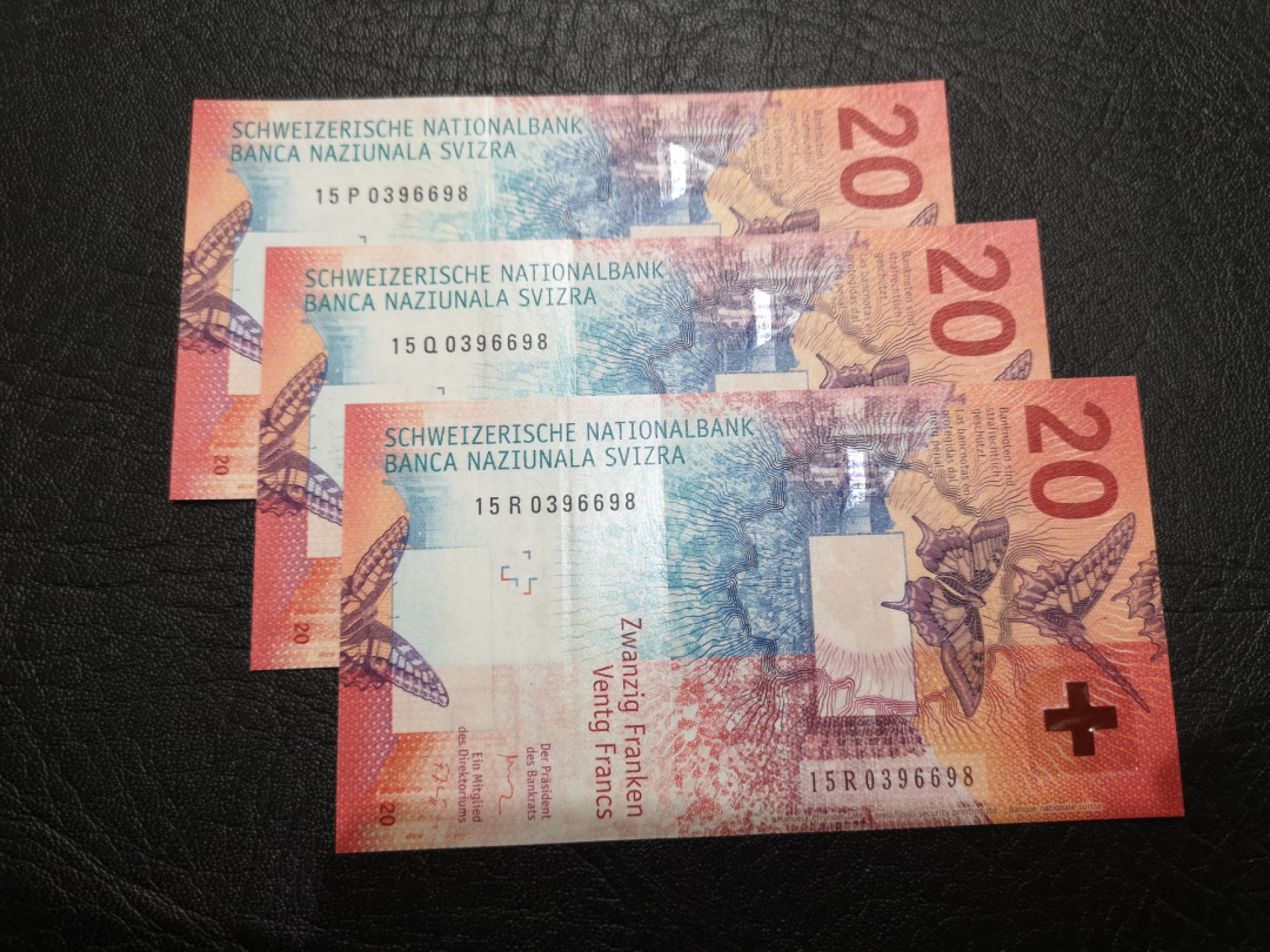 《外钞收藏家》第一百七十三期拍卖 2015年瑞士20法郎 全同号三张 全新UNC 无47