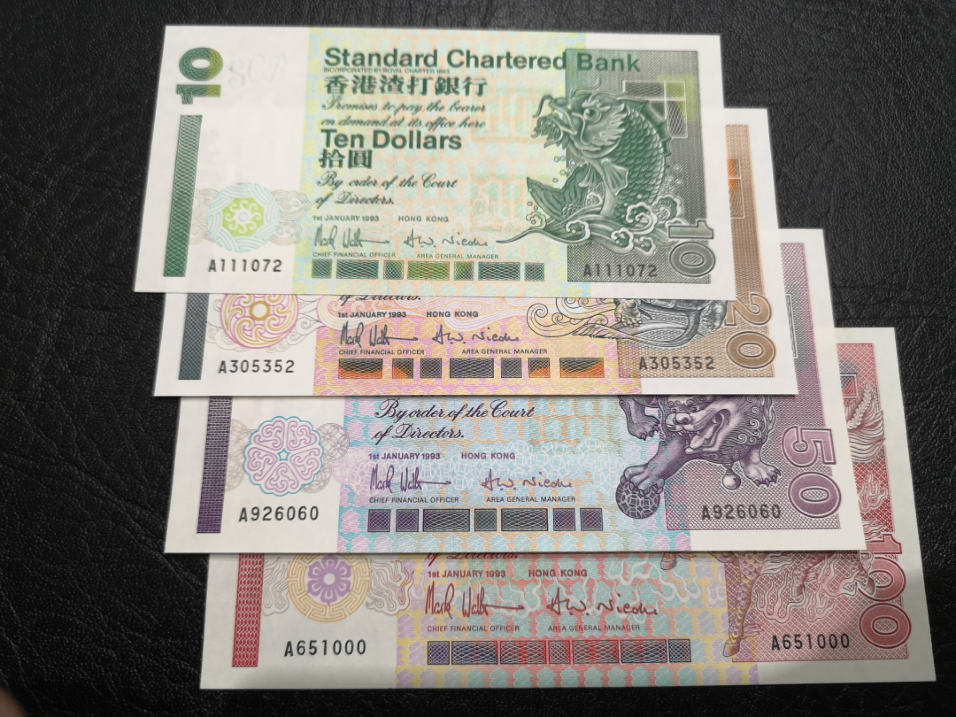 《外钞收藏家》第一百七十三期拍卖 1993年香港渣打银行10、100小套4张 全部A冠 100轻微潮癍 50潮癍比较多 其他很好