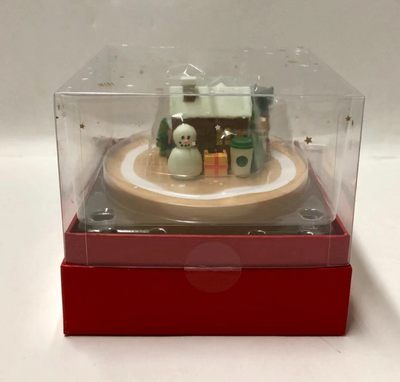 零元拍：星巴克原品全新音乐盒。雪地小屋的造型，只要你轻轻的扭动开关，就能让您在欣赏美妙音乐的同时，还能看到一只憨憨的二哈向您悠悠的跑过来。瞬间给您的生活中增添了乐趣。