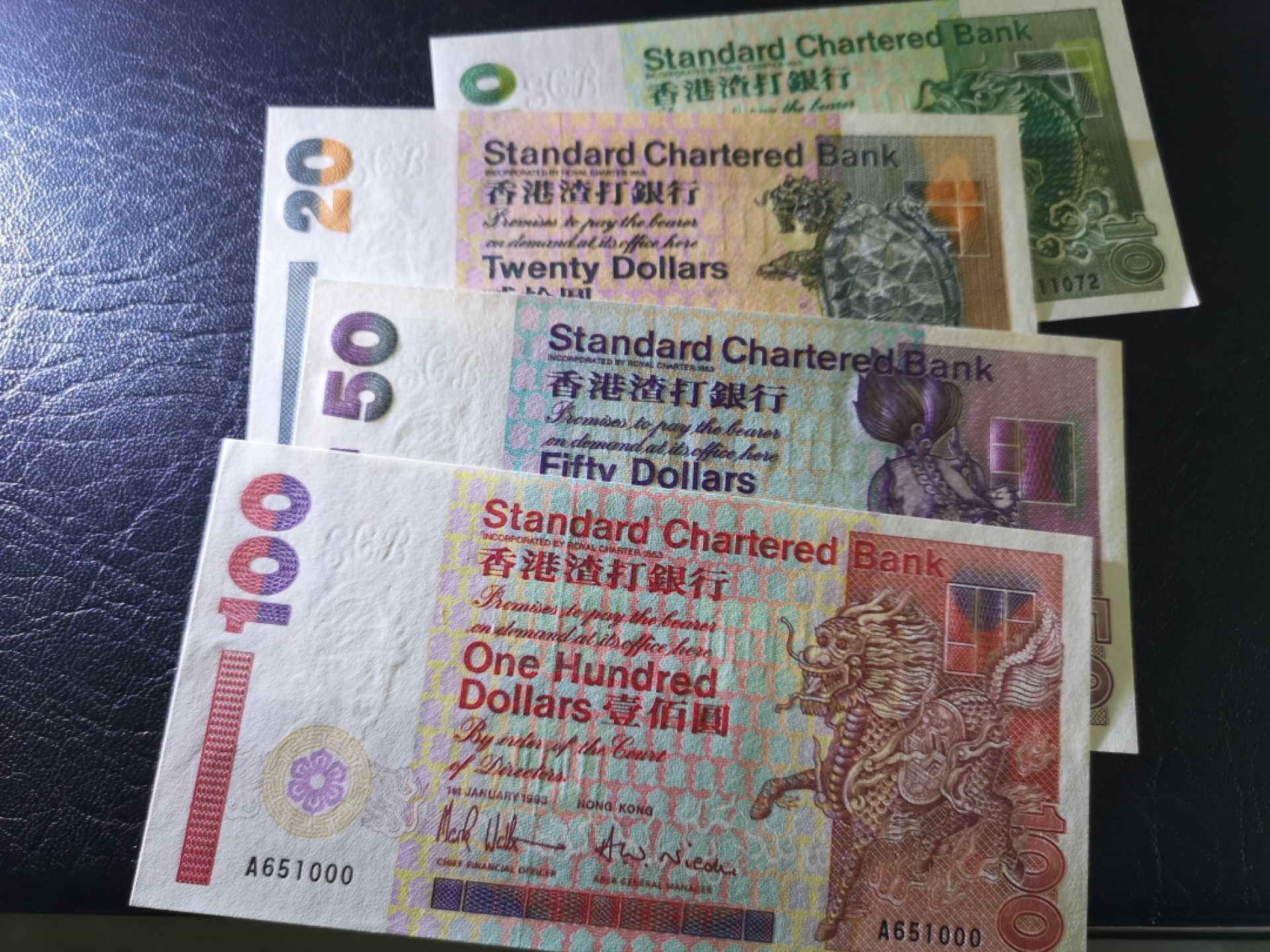 《外钞收藏家》第一百七十三期拍卖 1993年香港渣打银行10、100小套4张 全部A冠 100轻微潮癍 50潮癍比较多 其他很好