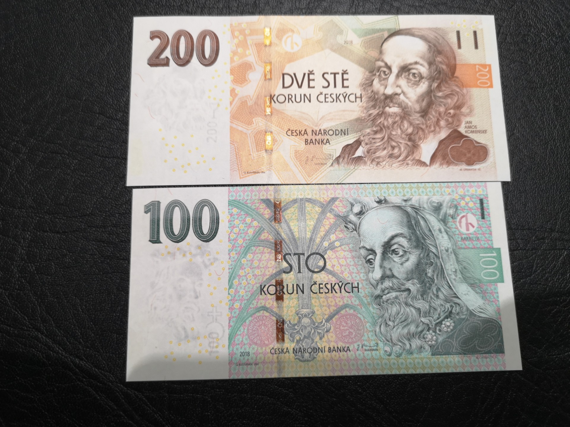 《外钞收藏家》第一百七十三期拍卖 捷克100、200克朗 两张  全新UNC