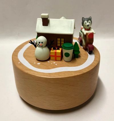 零元拍：星巴克原品全新音乐盒。雪地小屋的造型，只要你轻轻的扭动开关，就能让您在欣赏美妙音乐的同时，还能看到一只憨憨的二哈向您悠悠的跑过来。瞬间给您的生活中增添了乐趣。