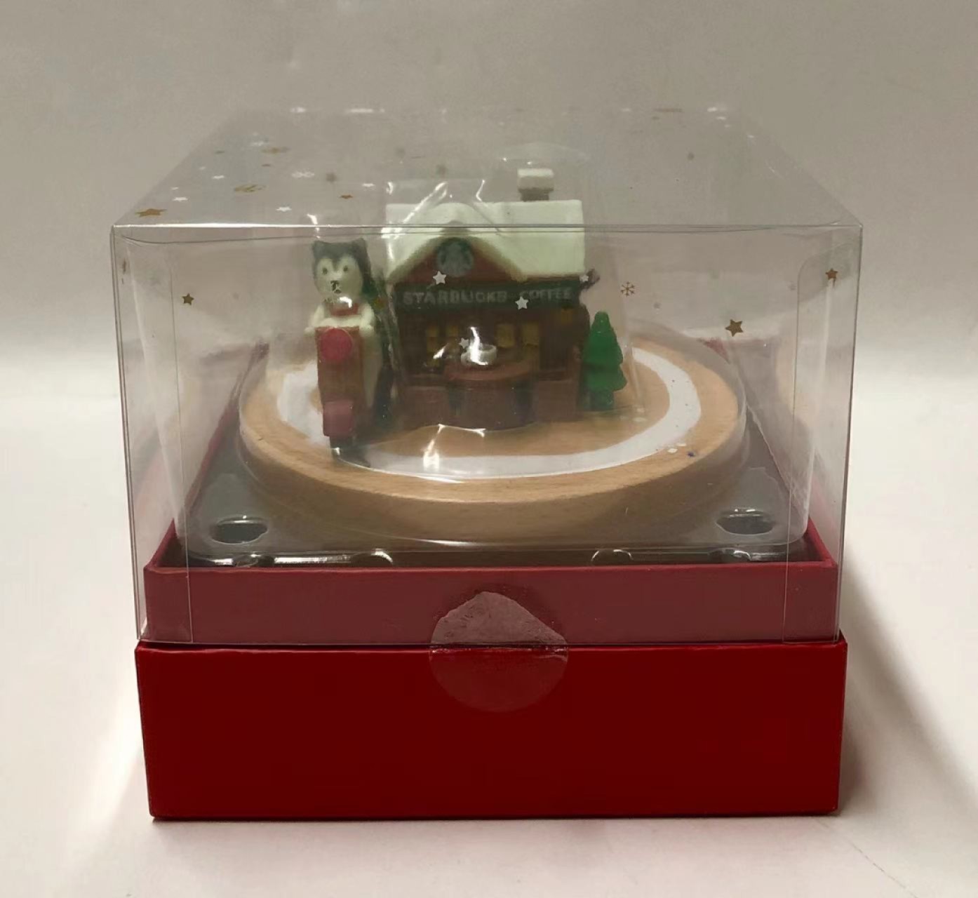 零元拍：星巴克原品全新音乐盒。雪地小屋的造型，只要你轻轻的扭动开关，就能让您在欣赏美妙音乐的同时，还能看到一只憨憨的二哈向您悠悠的跑过来。瞬间给您的生活中增添了乐趣。