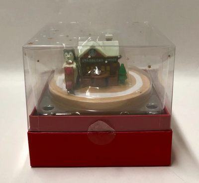 零元拍：星巴克原品全新音乐盒。雪地小屋的造型，只要你轻轻的扭动开关，就能让您在欣赏美妙音乐的同时，还能看到一只憨憨的二哈向您悠悠的跑过来。瞬间给您的生活中增添了乐趣。