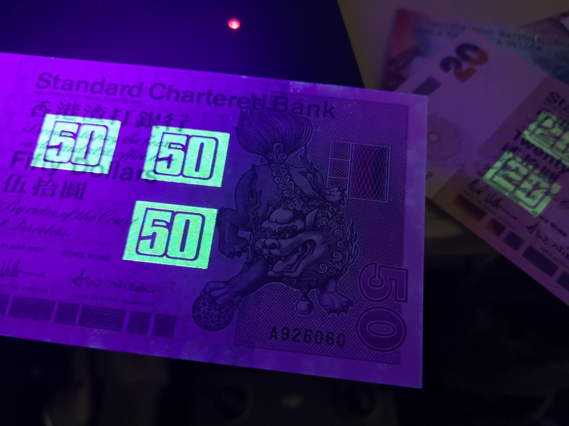 《外钞收藏家》第一百七十三期拍卖 1993年香港渣打银行10、100小套4张 全部A冠 100轻微潮癍 50潮癍比较多 其他很好