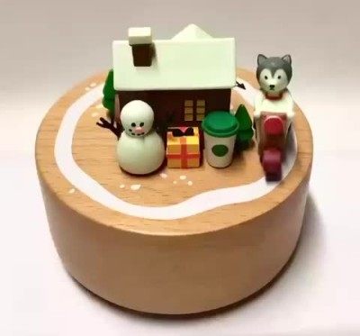 零元拍：星巴克原品全新音乐盒。雪地小屋的造型，只要你轻轻的扭动开关，就能让您在欣赏美妙音乐的同时，还能看到一只憨憨的二哈向您悠悠的跑过来。瞬间给您的生活中增添了乐趣。