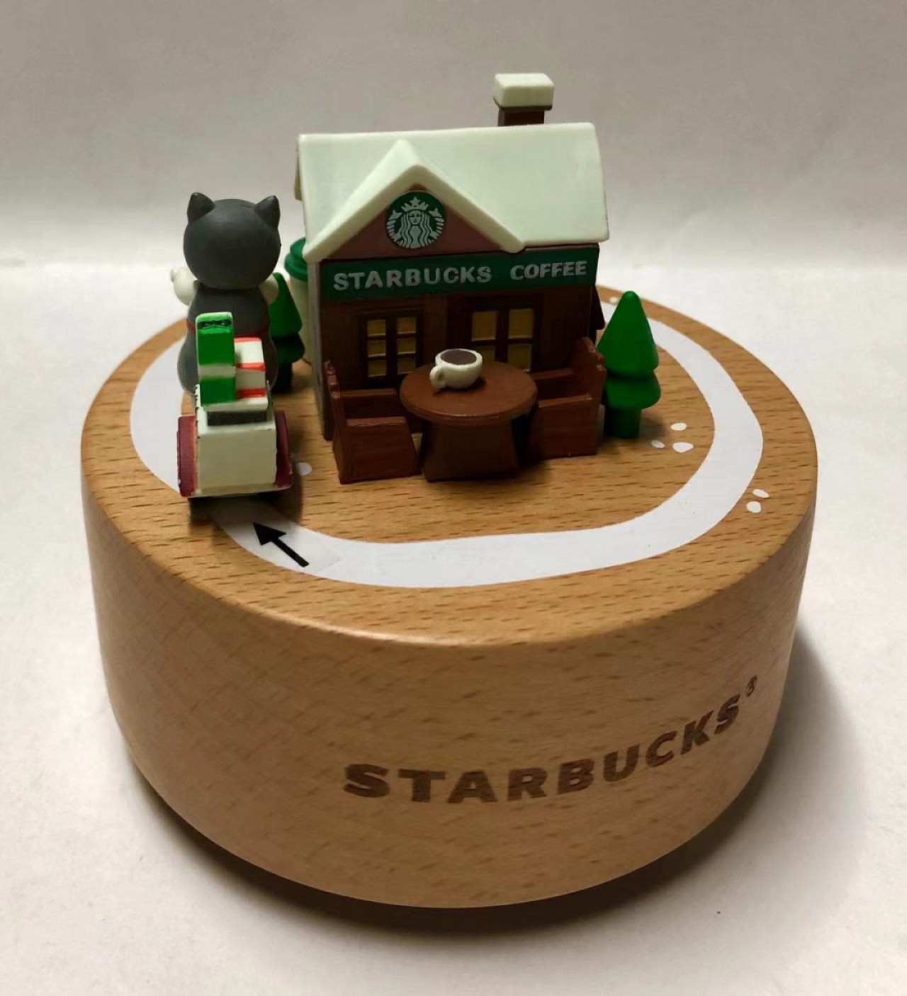 零元拍：星巴克原品全新音乐盒。雪地小屋的造型，只要你轻轻的扭动开关，就能让您在欣赏美妙音乐的同时，还能看到一只憨憨的二哈向您悠悠的跑过来。瞬间给您的生活中增添了乐趣。