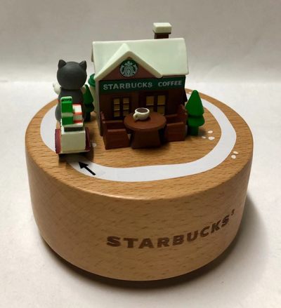 零元拍：星巴克原品全新音乐盒。雪地小屋的造型，只要你轻轻的扭动开关，就能让您在欣赏美妙音乐的同时，还能看到一只憨憨的二哈向您悠悠的跑过来。瞬间给您的生活中增添了乐趣。