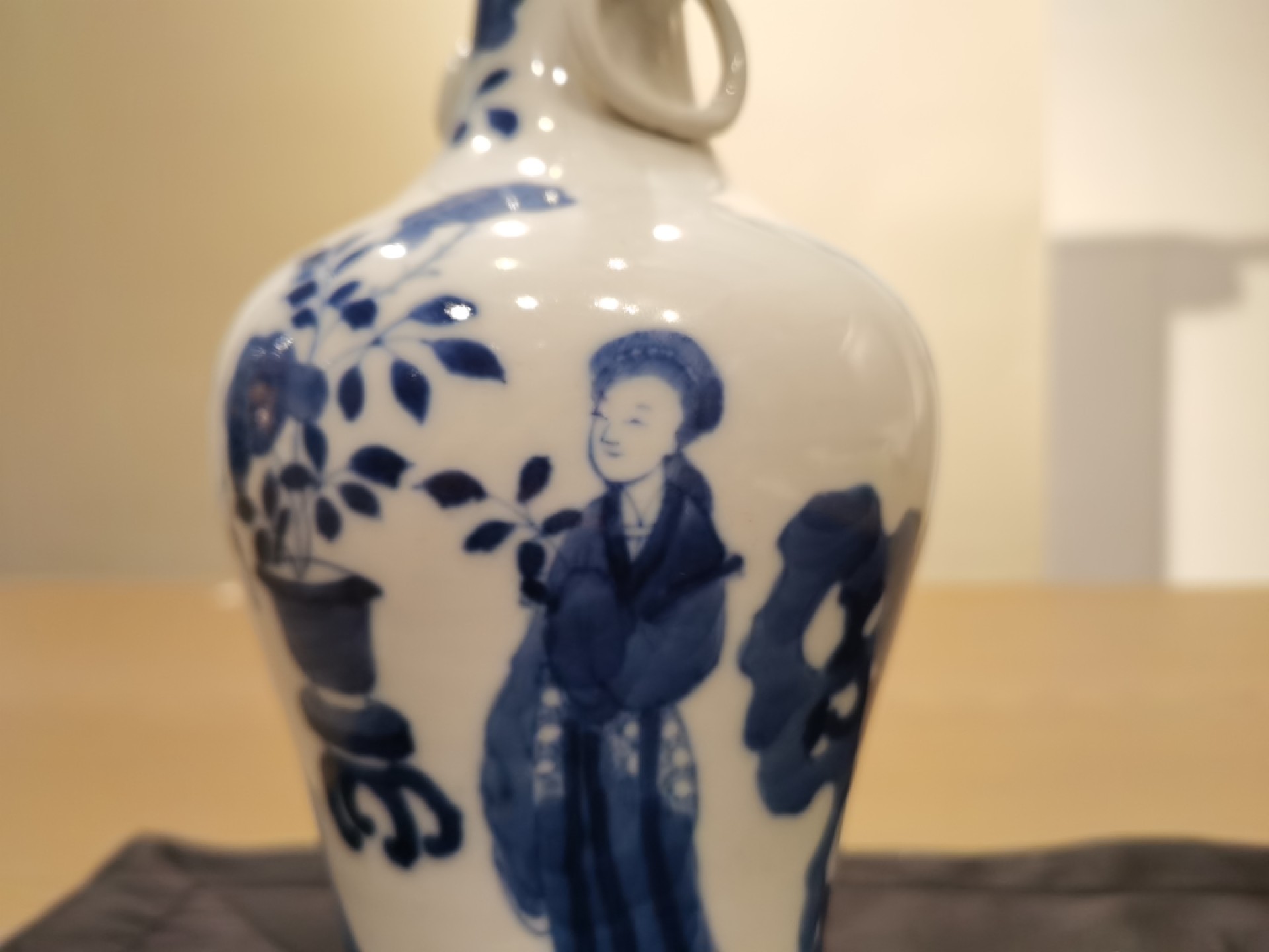 青花仕女赏花双耳长颈瓶