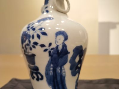 青花仕女赏花双耳长颈瓶