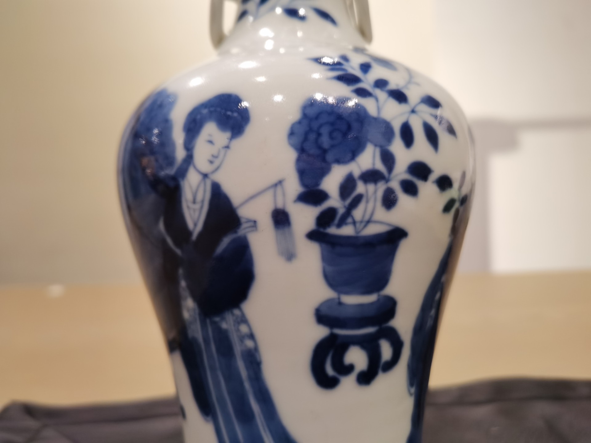 青花仕女赏花双耳长颈瓶