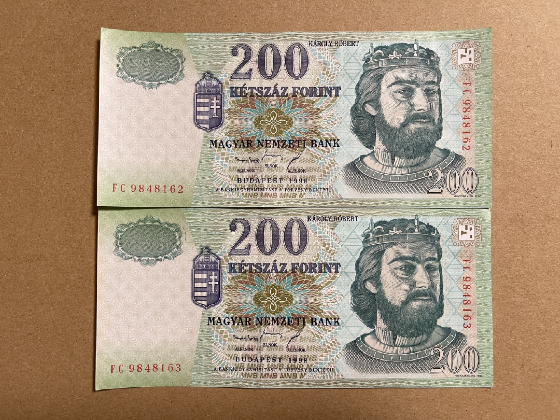 《张总收藏》54期——外币小精品场 匈牙利200福林2张 UNC  1998年匈牙利国王查理一世 