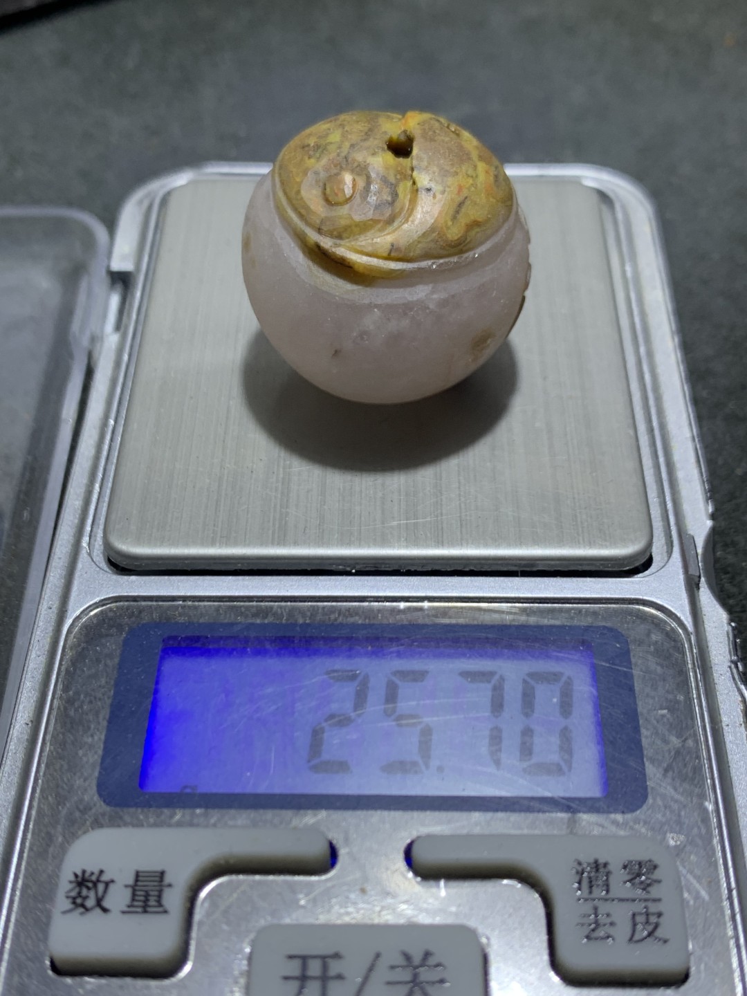 精美冰飘草花纹亚光战国红玛瑙雕刻太极祥云纹圆珠一个，