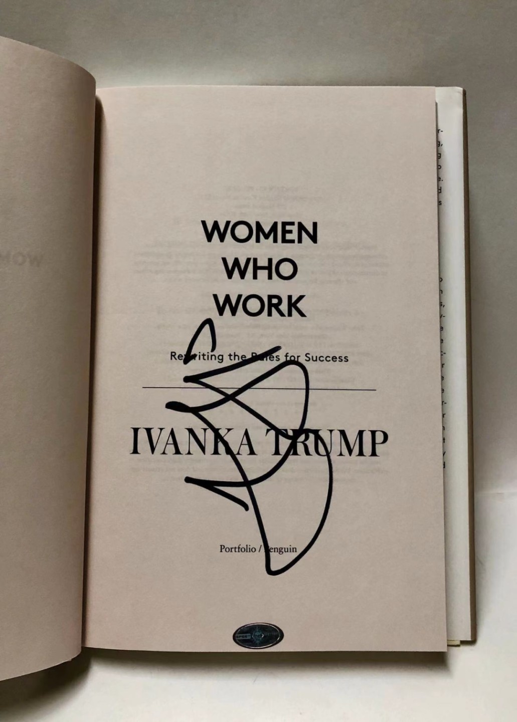 零元拍：川普女儿伊万卡亲笔签名著书《Women Who Work》