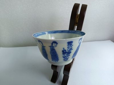 清康熙青花仕女赏花纹小杯 - 清康熙青花仕女赏花纹小杯