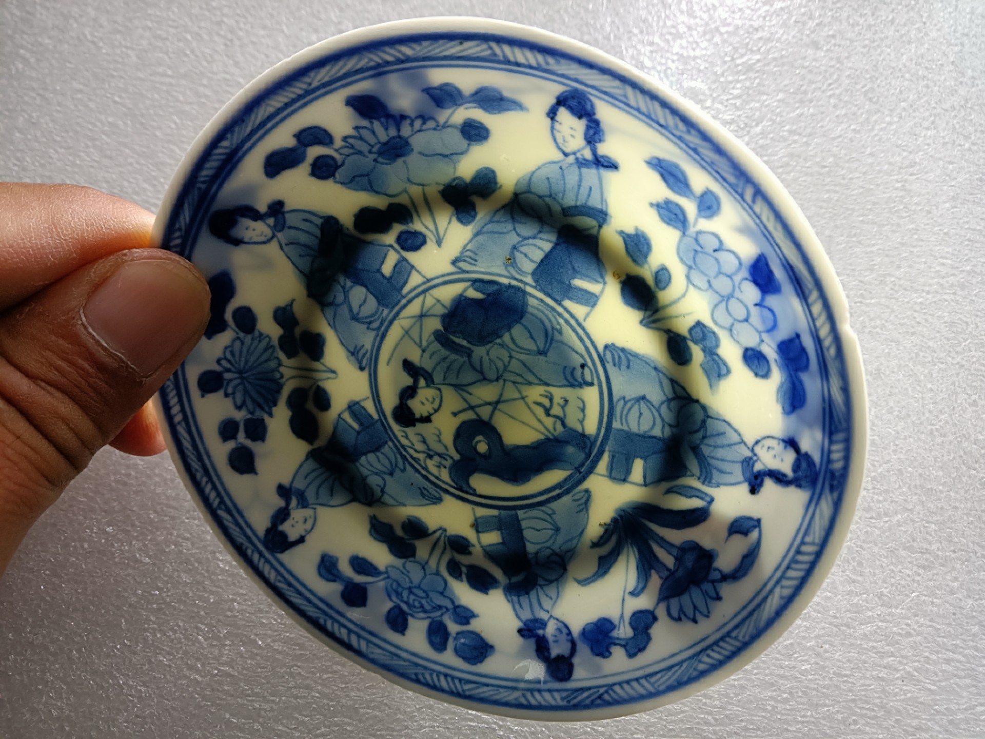 清康熙青花仕女赏花纹小盘