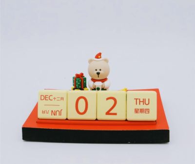 零元拍：原品全新星巴克圣诞台历摆件。可爱小熊的造型，里面的每个数字积木都可以活动。可以摆出各种形状。