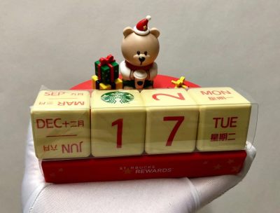 零元拍：原品全新星巴克圣诞台历摆件。可爱小熊的造型，里面的每个数字积木都可以活动。可以摆出各种形状。
