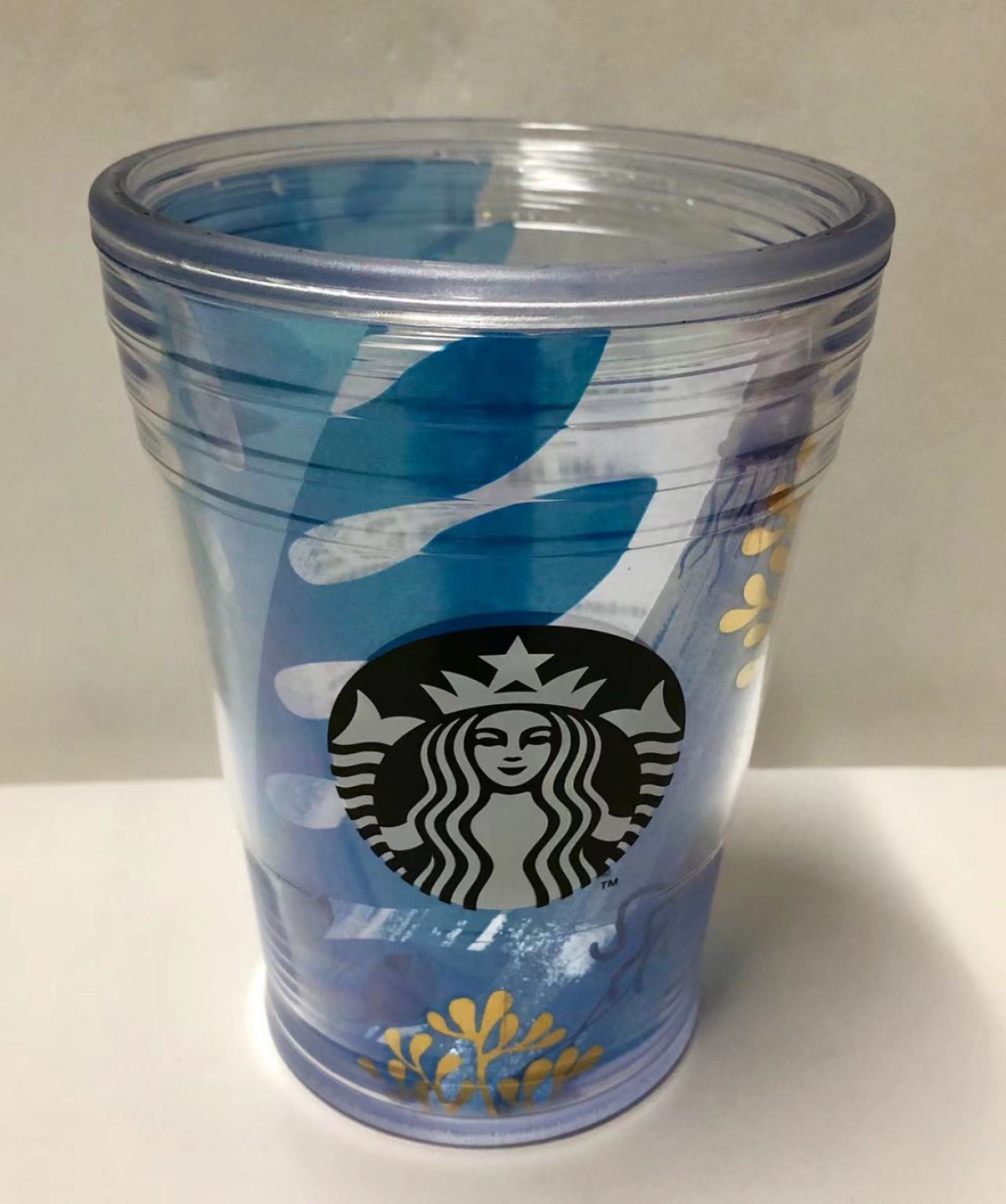 零元拍：星巴克原品全新海底世界吸管杯。蓝色的杯身让您眼前一亮。可爱的潜水小熊，让无论成人还是小朋友都能感受到快乐。