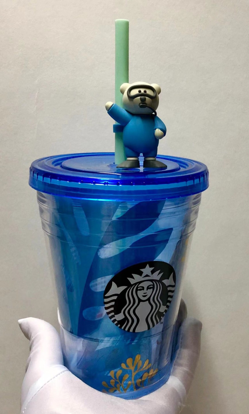 零元拍：星巴克原品全新海底世界吸管杯。蓝色的杯身让您眼前一亮。可爱的潜水小熊，让无论成人还是小朋友都能感受到快乐。
