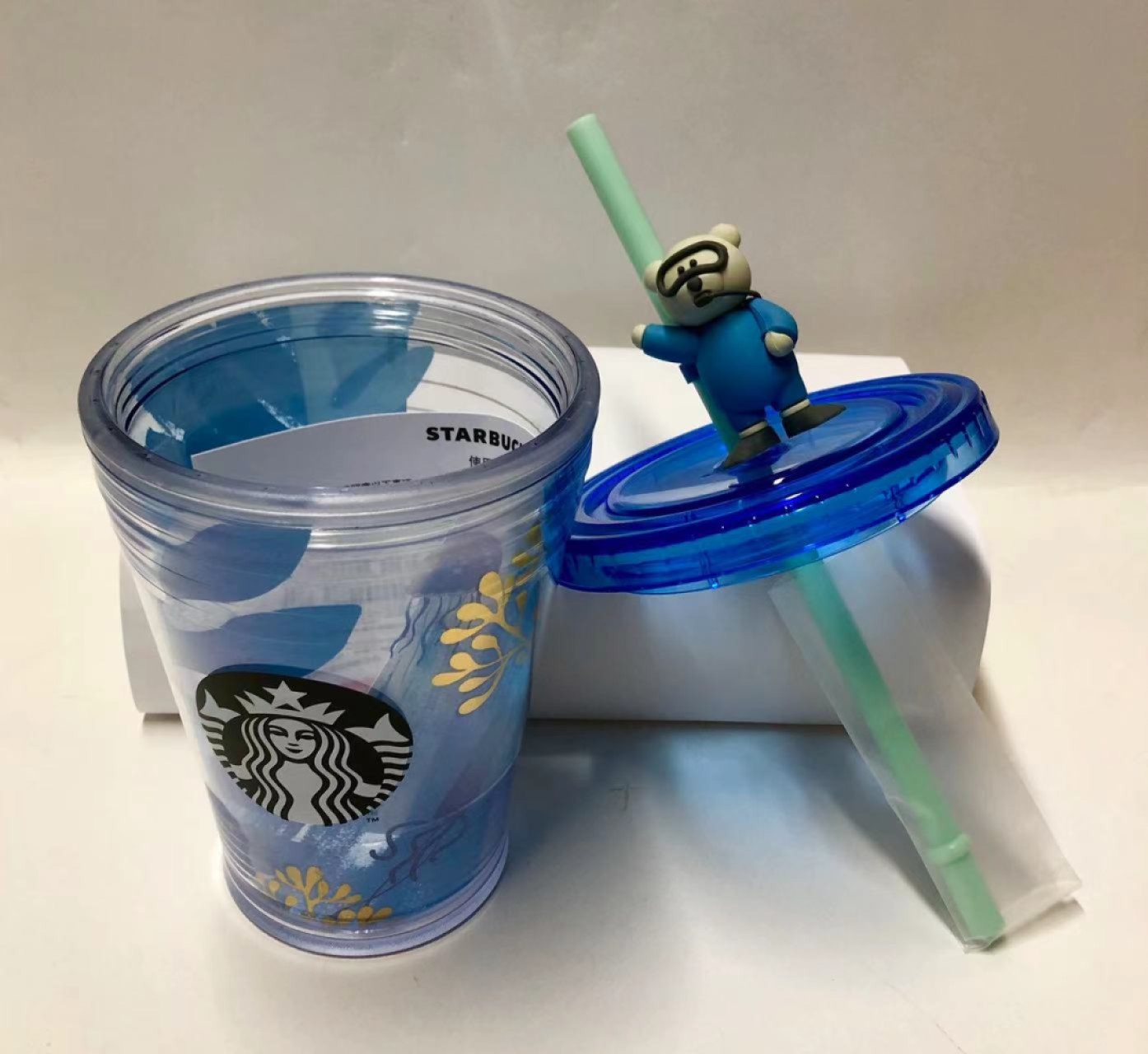 零元拍：星巴克原品全新海底世界吸管杯。蓝色的杯身让您眼前一亮。可爱的潜水小熊，让无论成人还是小朋友都能感受到快乐。