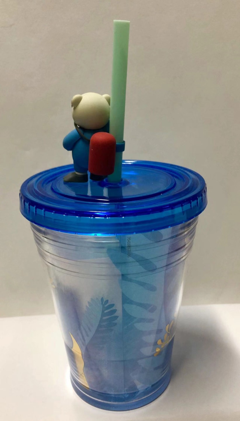 零元拍：星巴克原品全新海底世界吸管杯。蓝色的杯身让您眼前一亮。可爱的潜水小熊，让无论成人还是小朋友都能感受到快乐。