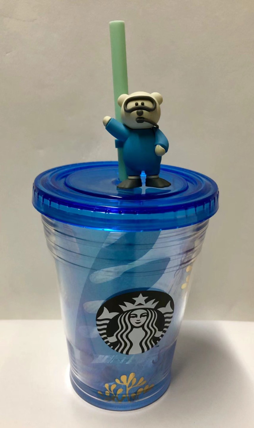 零元拍：星巴克原品全新海底世界吸管杯。蓝色的杯身让您眼前一亮。可爱的潜水小熊，让无论成人还是小朋友都能感受到快乐。