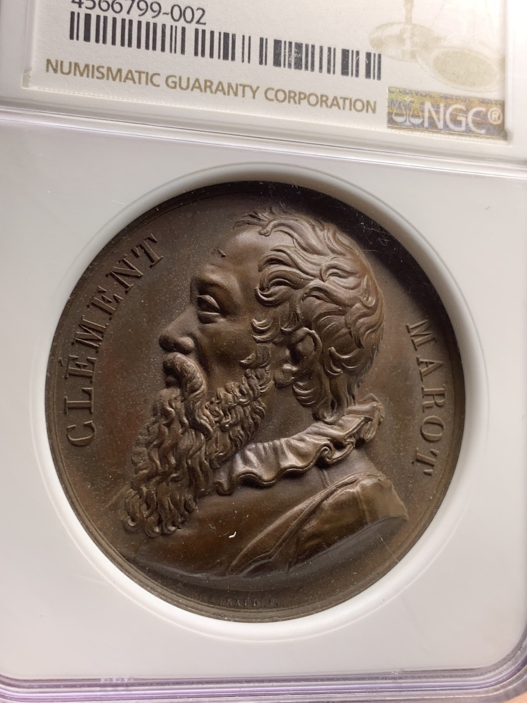 《竞宝斋》第46场-本周日，周一2场连拍（全场顺丰包邮） NGC MS63BN 高浮雕 巧克力均匀包浆 1818年法国老铜章 以纪念法国文艺复兴时期的诗人克莱门特·马罗特（ClementMarot），1496-1544年，该枚铜章由法国盖拉德设计