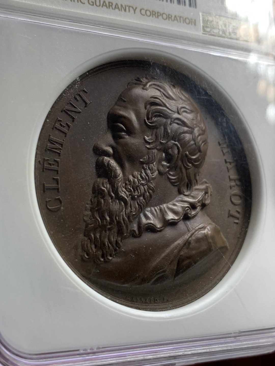 《竞宝斋》第46场-本周日，周一2场连拍（全场顺丰包邮） NGC MS63BN 高浮雕 巧克力均匀包浆 1818年法国老铜章 以纪念法国文艺复兴时期的诗人克莱门特·马罗特（ClementMarot），1496-1544年，该枚铜章由法国盖拉德设计