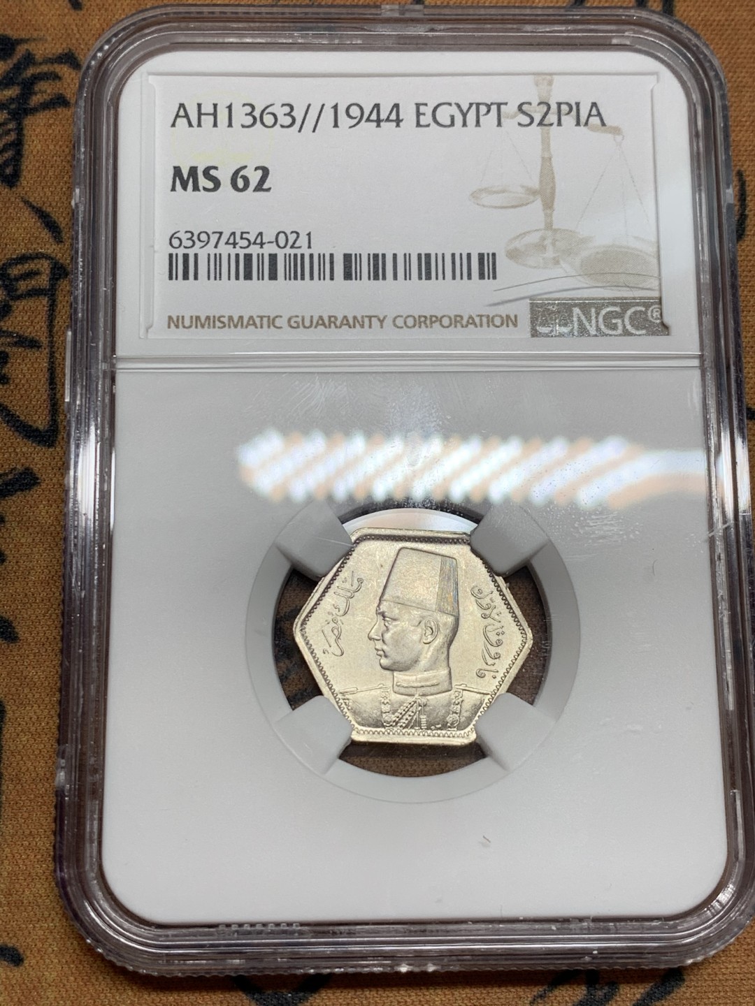 《竞宝斋》第46场-本周日，周一2场连拍（全场顺丰包邮） NGC MS62 埃及国王法鲁克六边形银币1944年2皮阿斯特