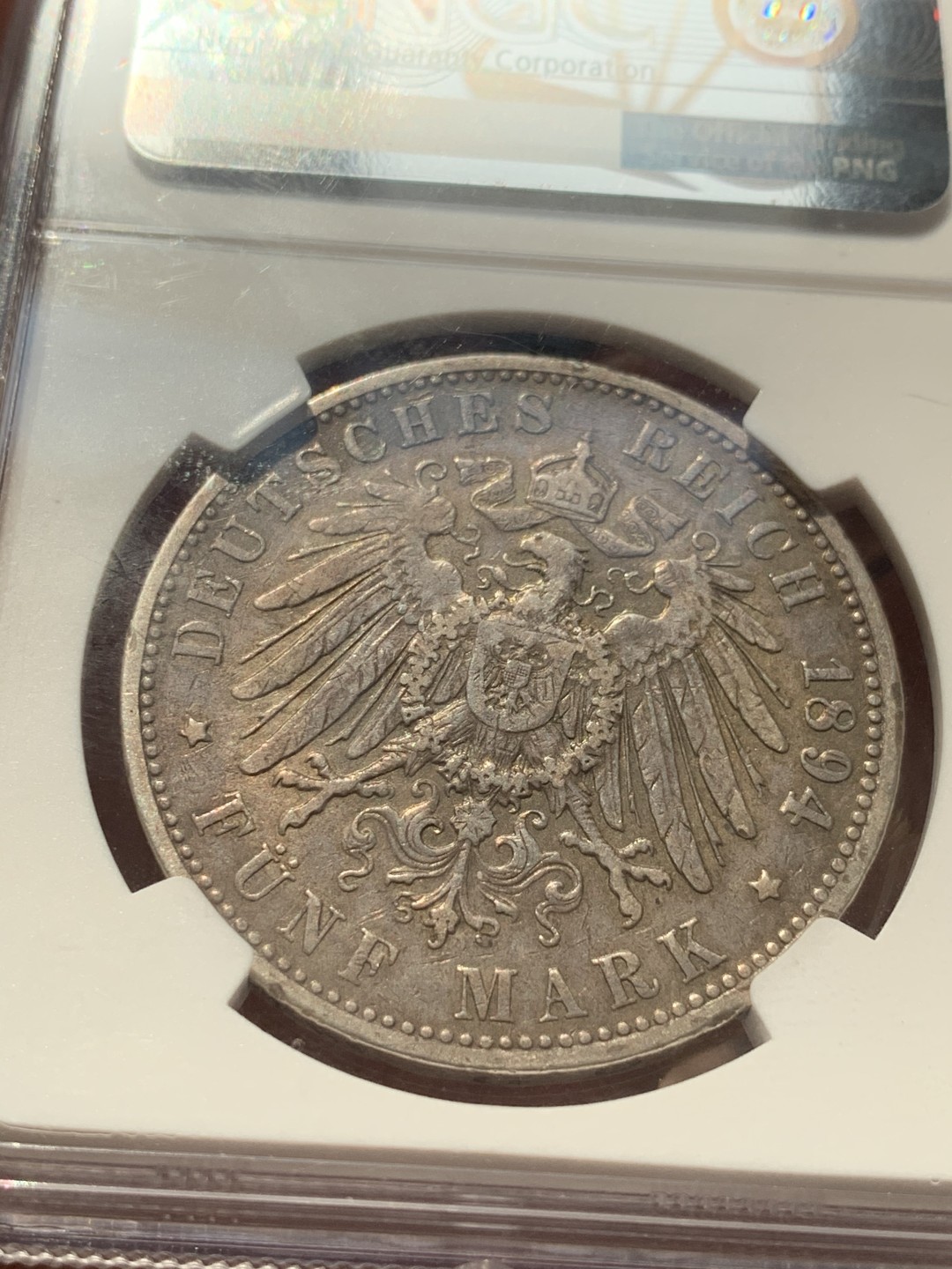 《竞宝斋》第46场-本周日，周一2场连拍（全场顺丰包邮） 1894德国汉堡双狮银币 NGCau55分，老味道的双狮5马克非常少见，这枚值得珍藏，最近价格上涨明显。