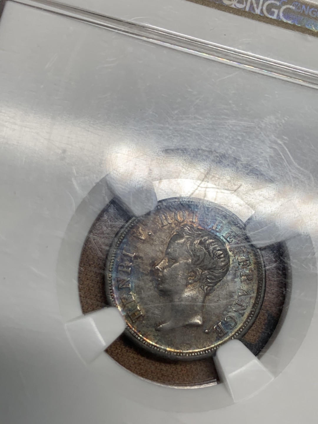 《竞宝斋》第46场-本周日，周一2场连拍（全场顺丰包邮） NGC AU55 法国 1833年 亨利五世半法郎五彩银样币 沁人的孔雀蓝彩无疑为这枚样币大为增色