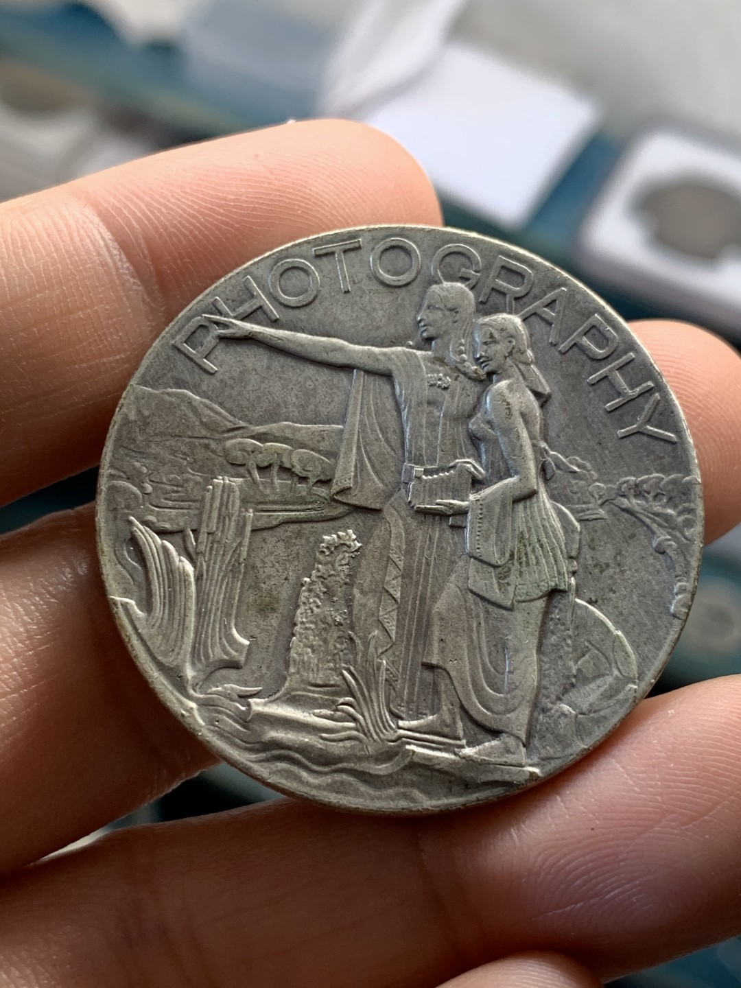 《竞宝斋》第46场-本周日，周一2场连拍（全场顺丰包邮） 二战英国摄影协会白铜章 设计精美 背景元素丰富 无刻字 无边铭 