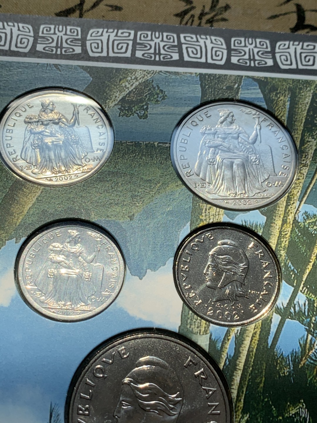 《竞宝斋》第46场-本周日，周一2场连拍（全场顺丰包邮） 法属波利尼西亚2002年清年份官方原装7枚套币BU 1法郎-100法郎 克劳斯编号MS2 制造量5000套！