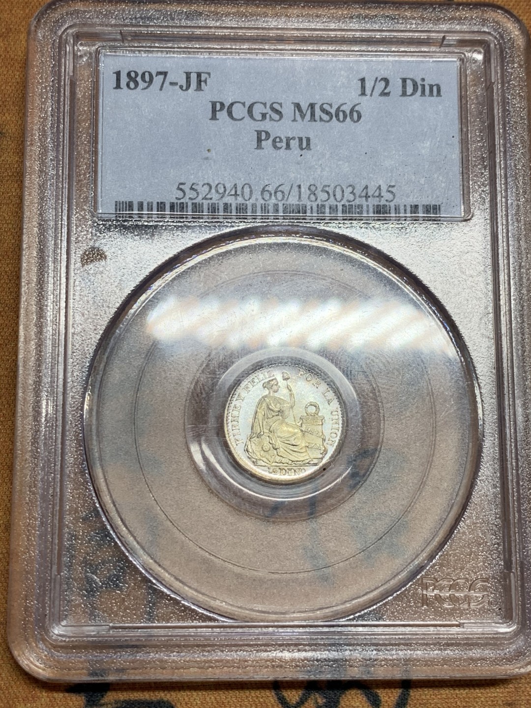 《竞宝斋》第46场-本周日，周一2场连拍（全场顺丰包邮） PCGS MS66 秘鲁 1897年 1/2第纳尔银币 经典秘鲁钱币元素的集中体现 币虽小 但分高品好 难得的是 该币居然底板镜面 强烈PL效果 美洲币小精品