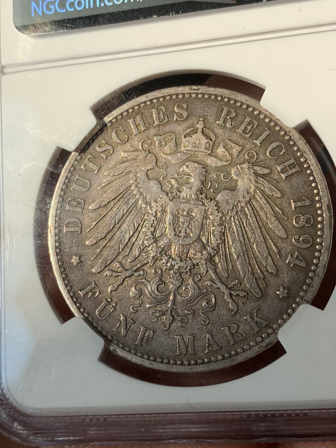 《竞宝斋》第46场-本周日，周一2场连拍（全场顺丰包邮） 1894德国汉堡双狮银币 NGCau55分，老味道的双狮5马克非常少见，这枚值得珍藏，最近价格上涨明显。