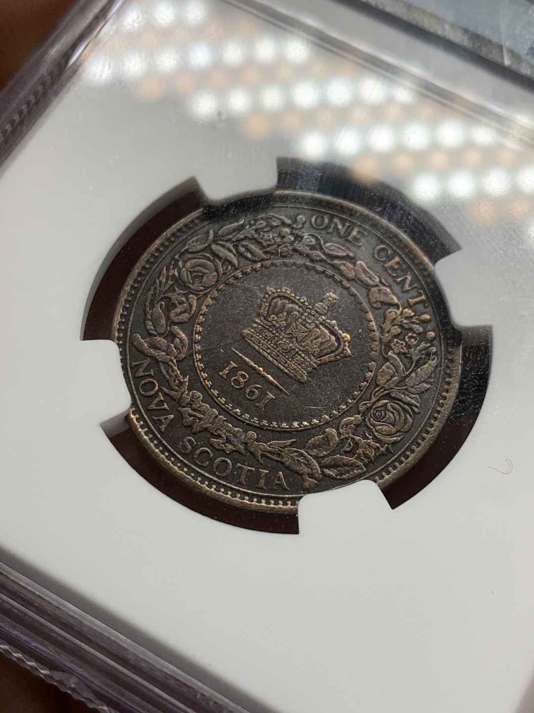 《竞宝斋》第46场-本周日，周一2场连拍（全场顺丰包邮） NGC 评级 美品老包浆 1861年 新斯科舍 壹分铜币 少见品种