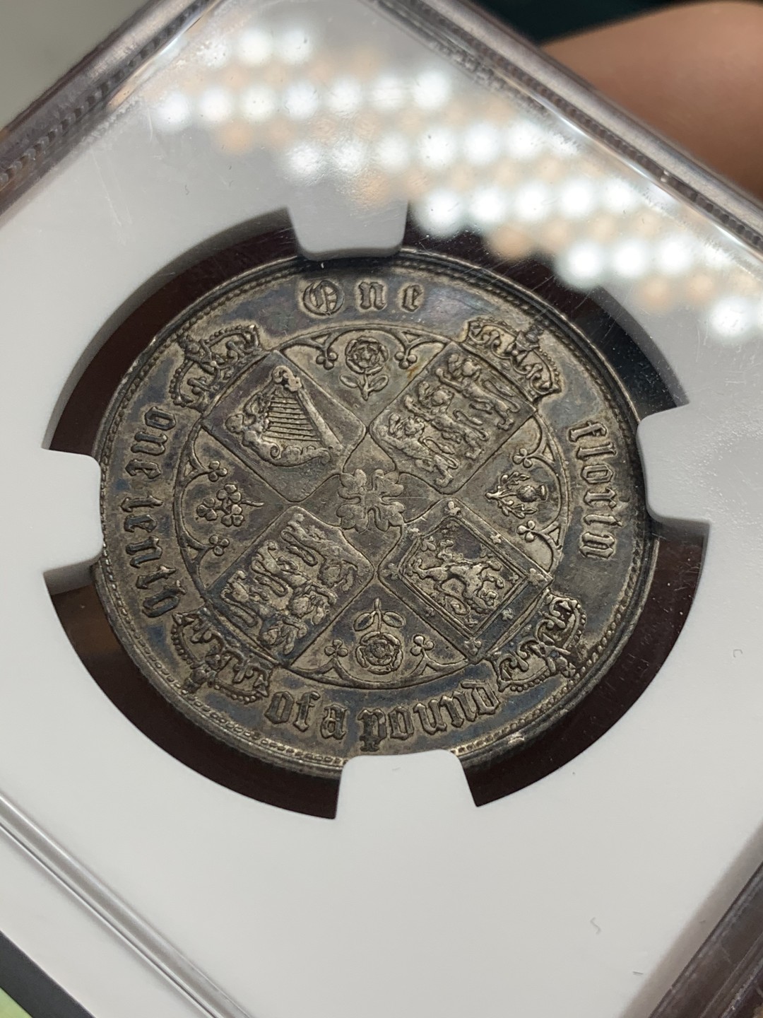 《竞宝斋》第46场-本周日，周一2场连拍（全场顺丰包邮） NGC-XFD 英国1856 维多利亚 哥特福林  五彩黑包浆 十分难得