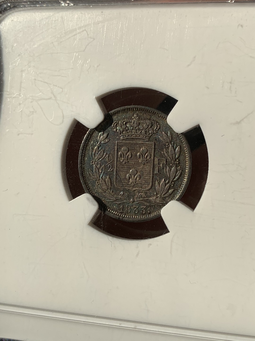 《竞宝斋》第46场-本周日，周一2场连拍（全场顺丰包邮） NGC AU55 法国 1833年 亨利五世半法郎五彩银样币 沁人的孔雀蓝彩无疑为这枚样币大为增色