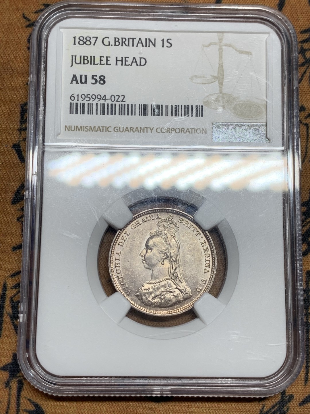 《竞宝斋》第46场-本周日，周一2场连拍（全场顺丰包邮） NGC 评级 英国 1887年 维多利亚女王 高冠版 1先令 银币