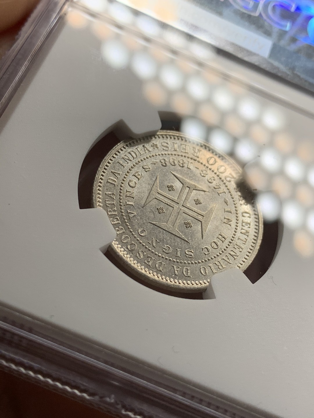 《竞宝斋》第46场-本周日，周一2场连拍（全场顺丰包邮） NGC MS62 葡萄牙1898年200瑞斯银币 光线十足