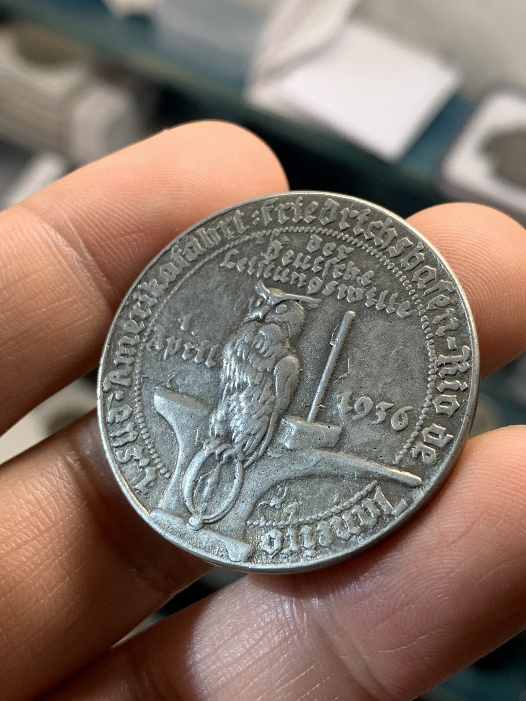 《竞宝斋》第46场-本周日，周一2场连拍（全场顺丰包邮） 1936年德国魏玛共和国猫头鹰合金章 卡尔哥茨作品 图案非常精美 正面猫头鹰 铁匠铺 背面是德系币章常见的元素 鹿 橡树 飞艇 裸章价600左右