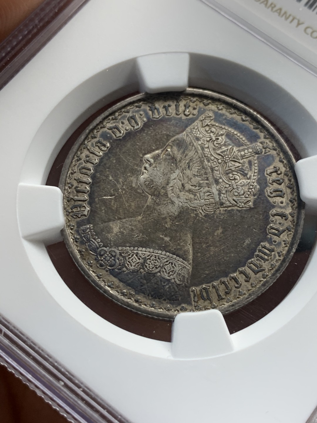 《竞宝斋》第46场-本周日，周一2场连拍（全场顺丰包邮） NGC-XFD 英国1856 维多利亚 哥特福林  五彩黑包浆 十分难得